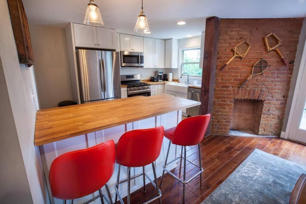Light And Bright Renovated Farmhouse In The City Holiday home Pittsburgh