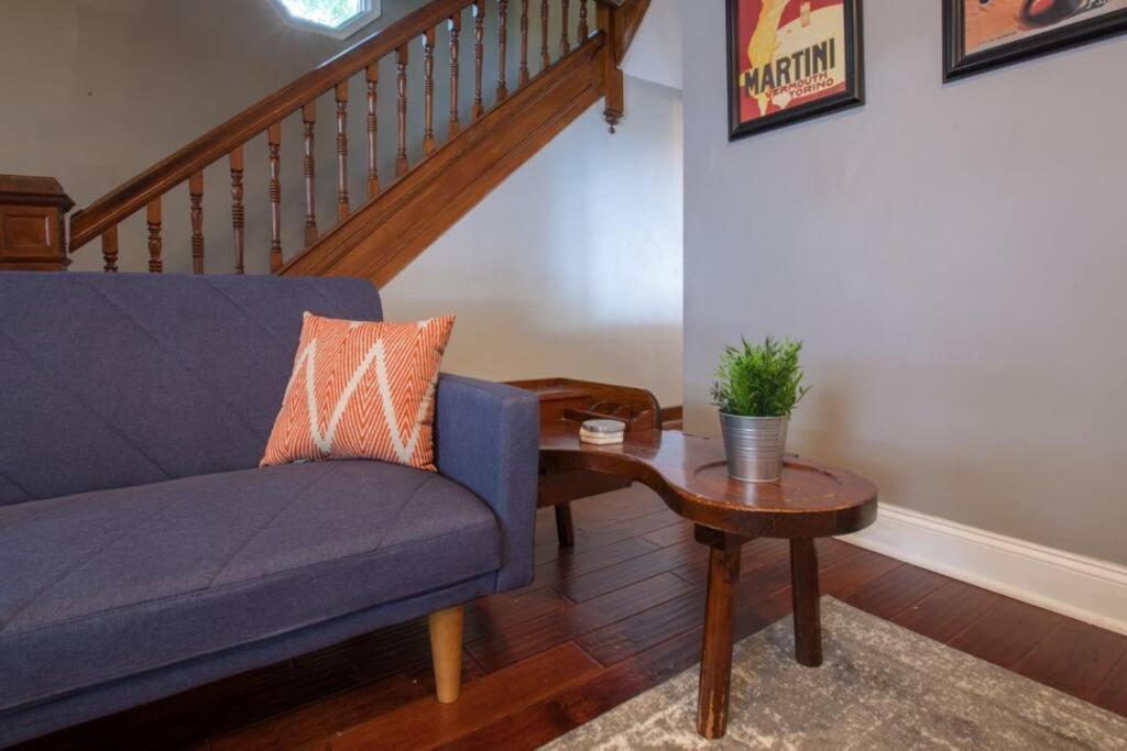 Light And Bright Renovated Farmhouse In The City *