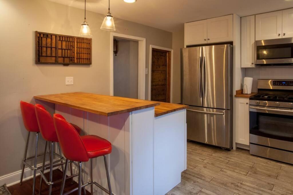 Light And Bright Renovated Farmhouse In The City *