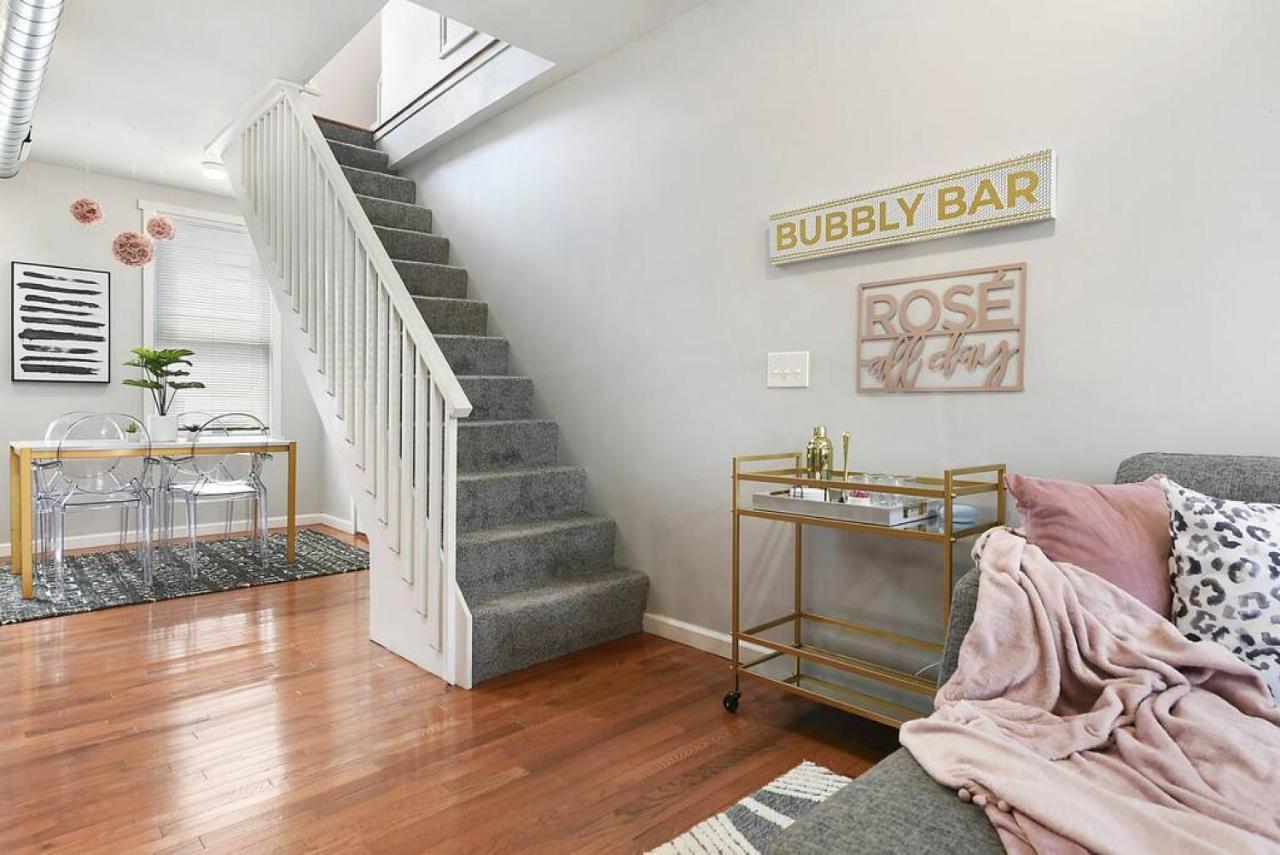 Free Parking, Walk Everywhere, 2 Private Bathrooms *