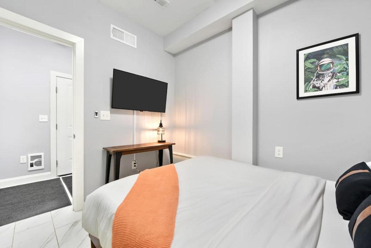 The Charlotte - Rooftop Patio, King Bed, Garage Parking, Prime Location * Pittsburgh