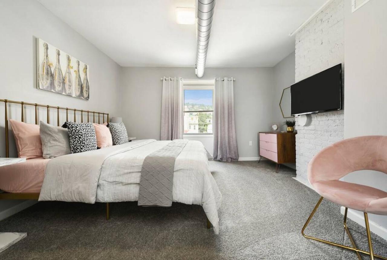 Free Parking, Walk Everywhere, 2 Private Bathrooms
