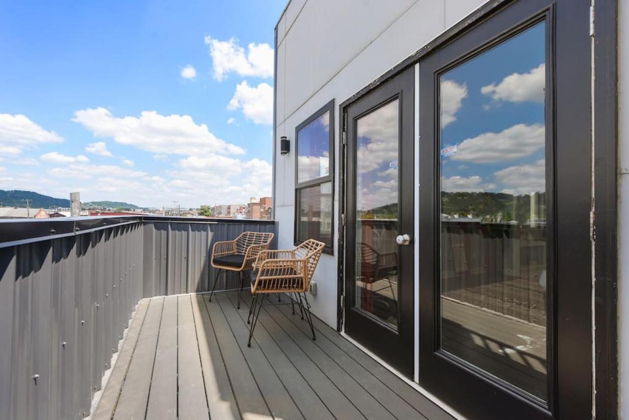 The Charlotte - Rooftop Patio, King Bed, Garage Parking, Prime Location Holiday home *