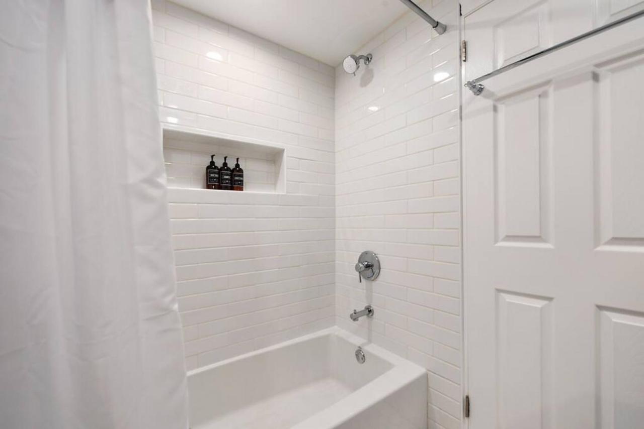 Great Balcony Views, Patio, Minutes To Stadiums Holiday home