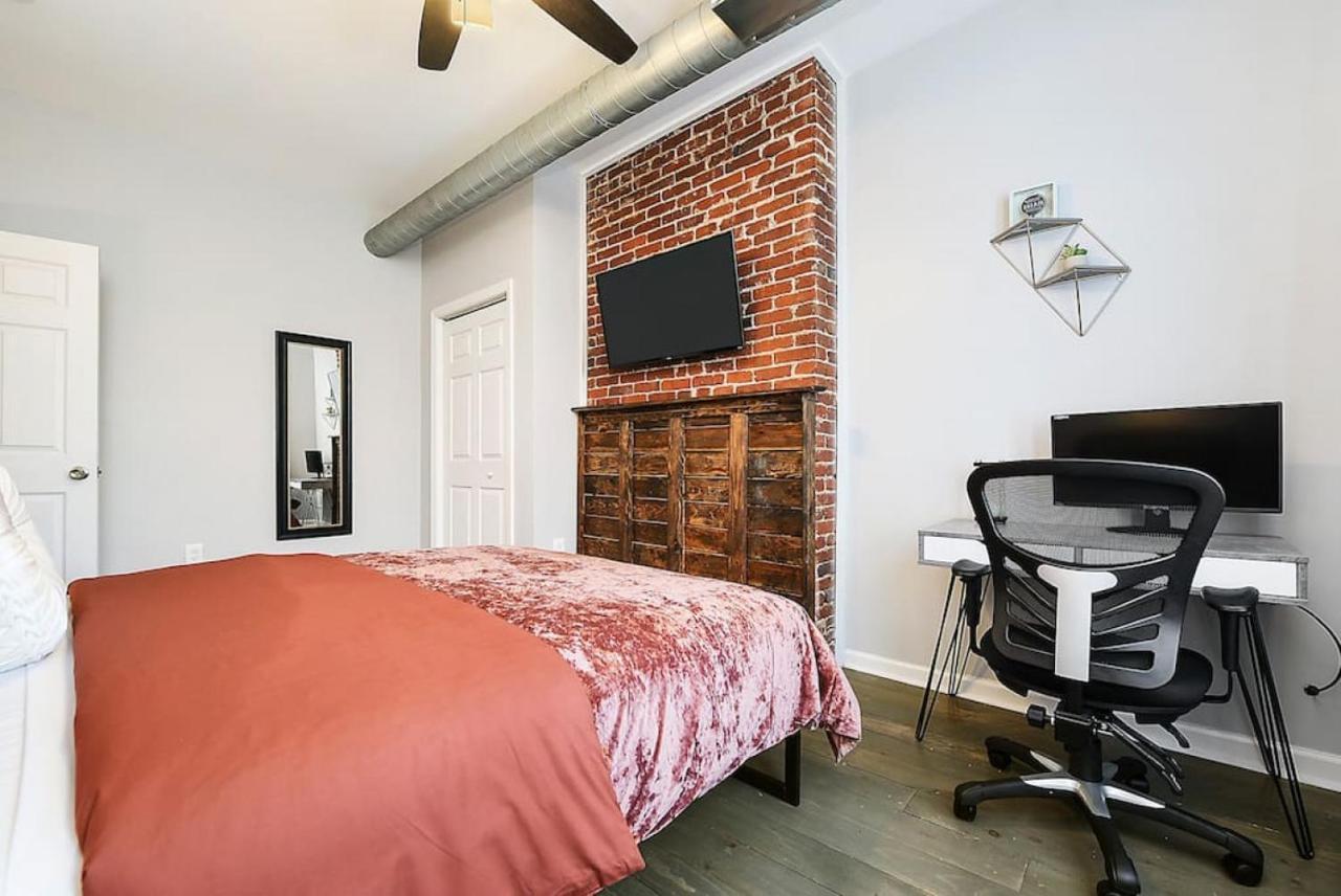 The Full - Great For Groups, 3 Separate Apts., Free Parking Holiday home *