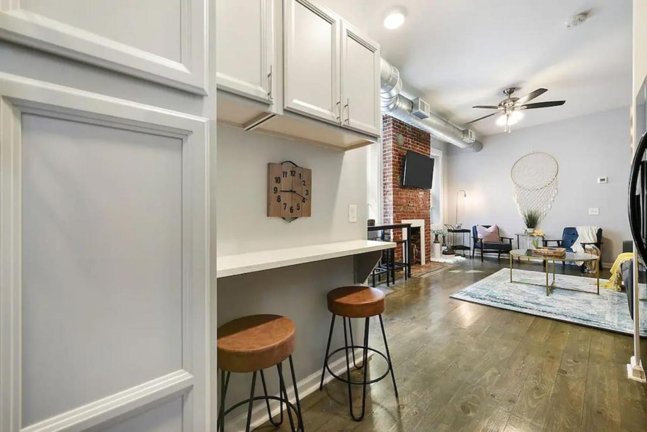 The Full - Great For Groups, 3 Separate Apts., Free Parking Holiday home *