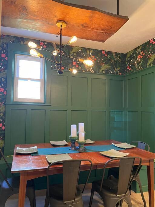 Sophisticated Elegance In Pghs Scenic Locale Holiday home *