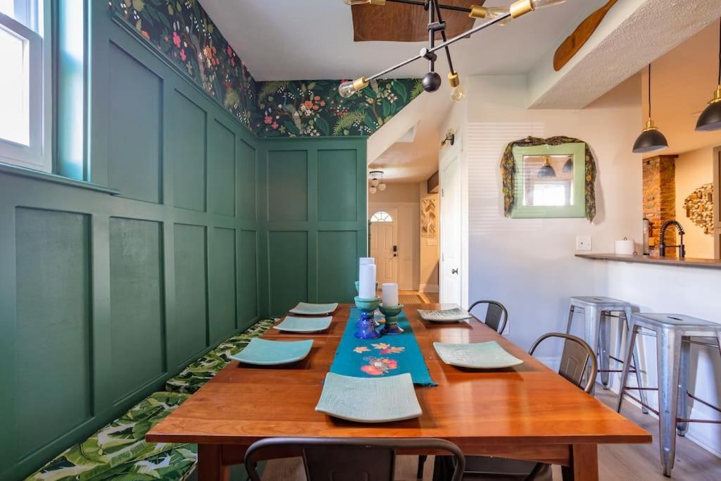 Sophisticated Elegance In Pghs Scenic Locale *