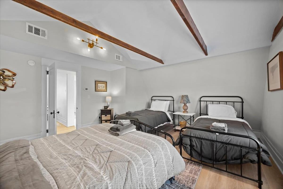 Sophisticated Elegance In Pghs Scenic Locale Holiday home Pittsburgh