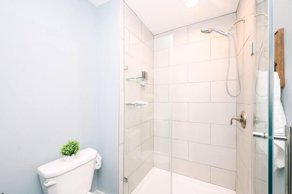 Apartment High-speed Internet - Parking - Washer & Dryer