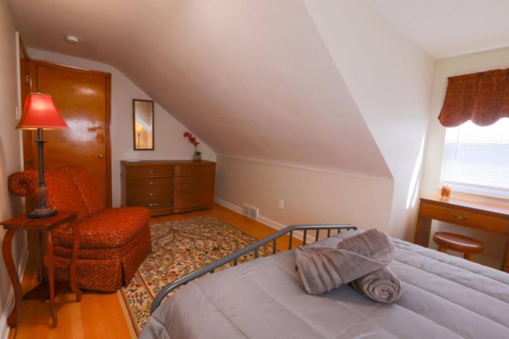 Close To * Charming Xl Cape Cod * Airport Holiday home *