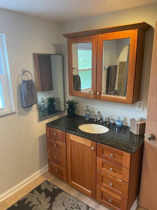 Close To * Charming Xl Cape Cod * Airport Holiday home *