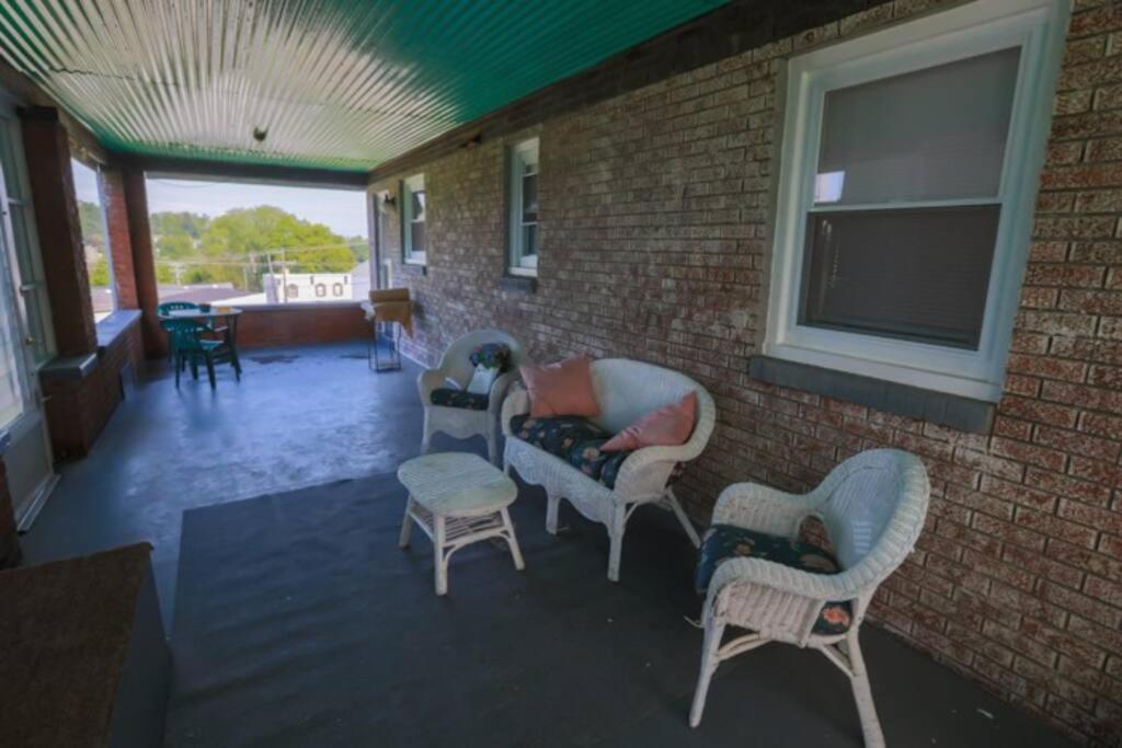 Close To * Charming Xl Cape Cod * Airport Holiday home *