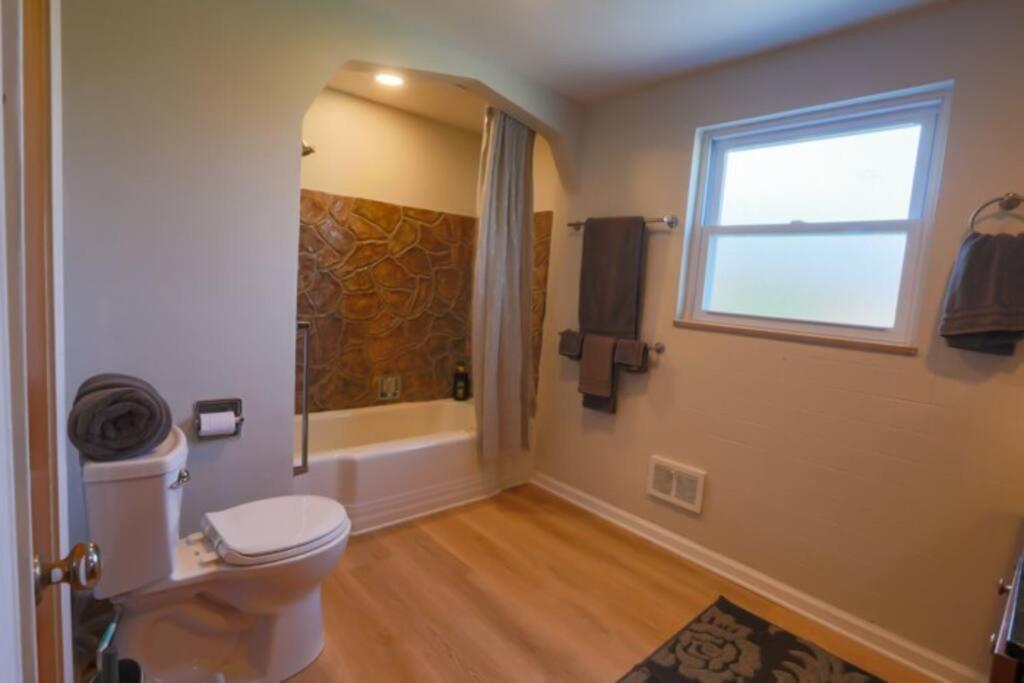 Close To * Charming Xl Cape Cod * Airport Holiday home *