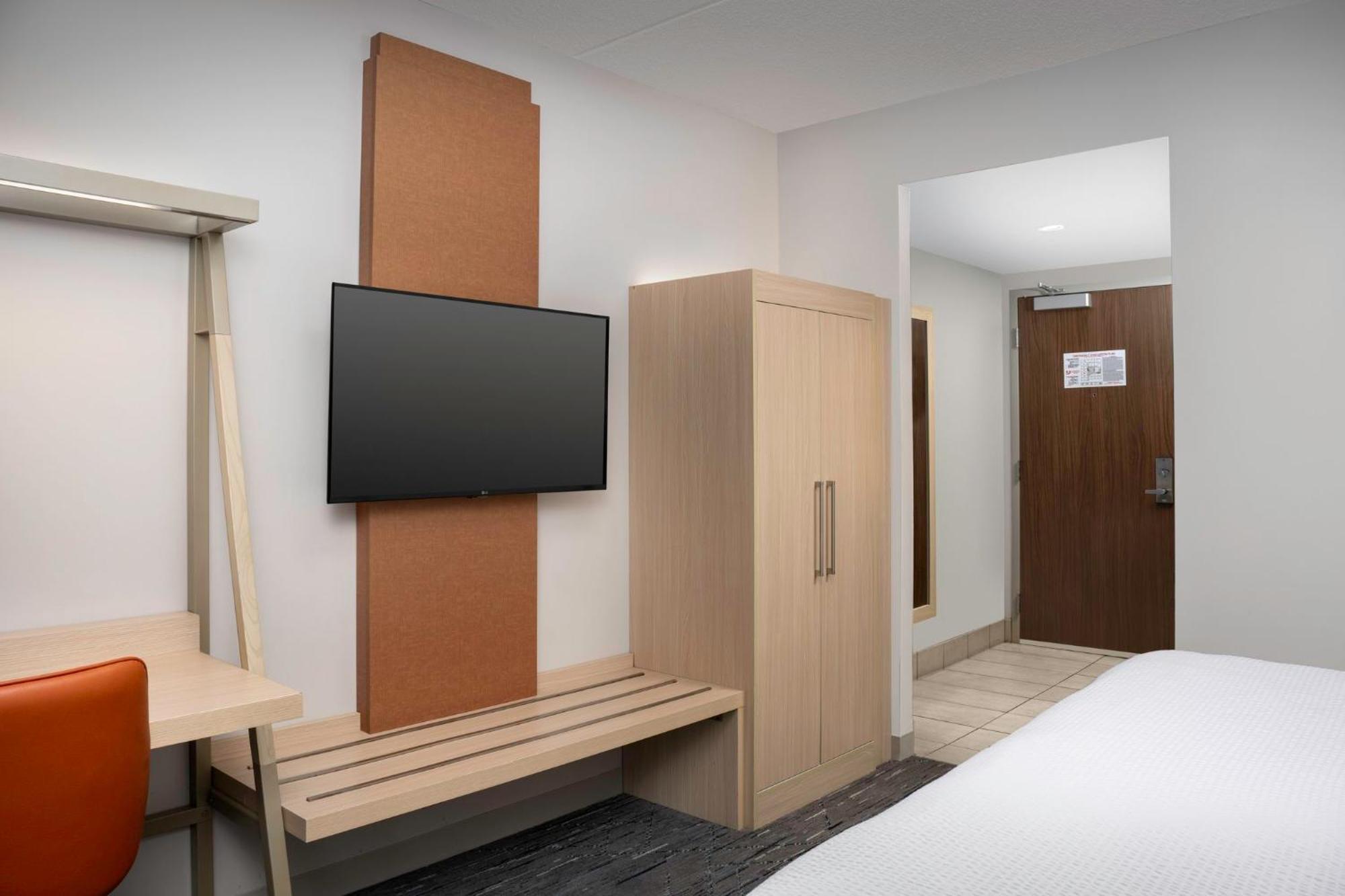 Express & North Shore By Ihg Hotel 4*