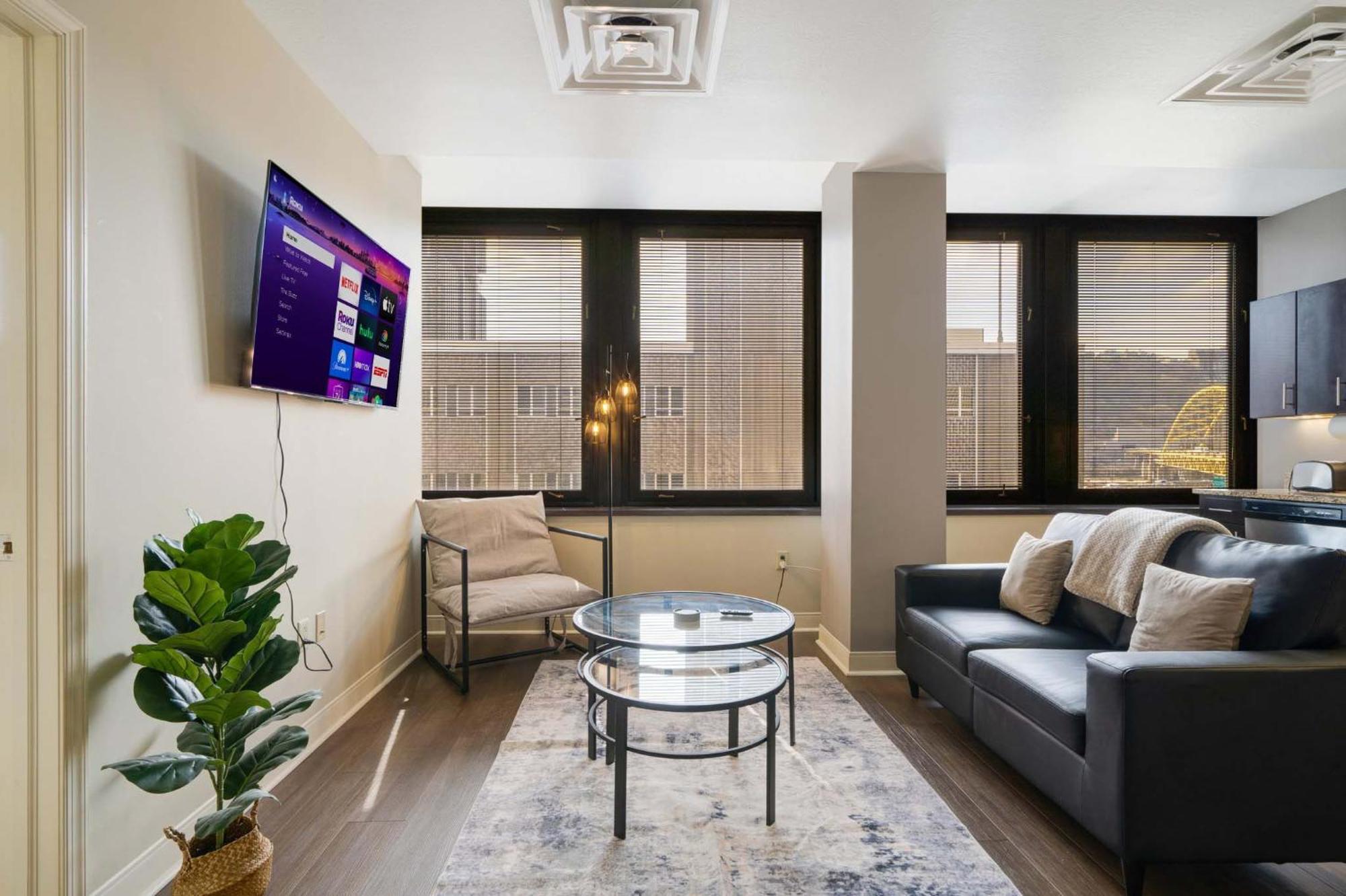 Modern Chic Heart Of 24-7 Parking Gym Lounge *