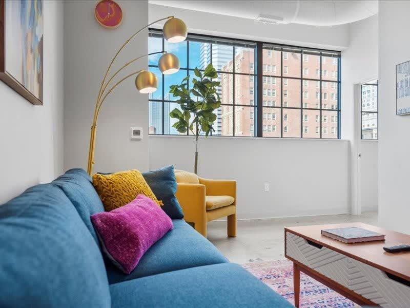 Cozysuites Modern 2br, Downtown Apartment *