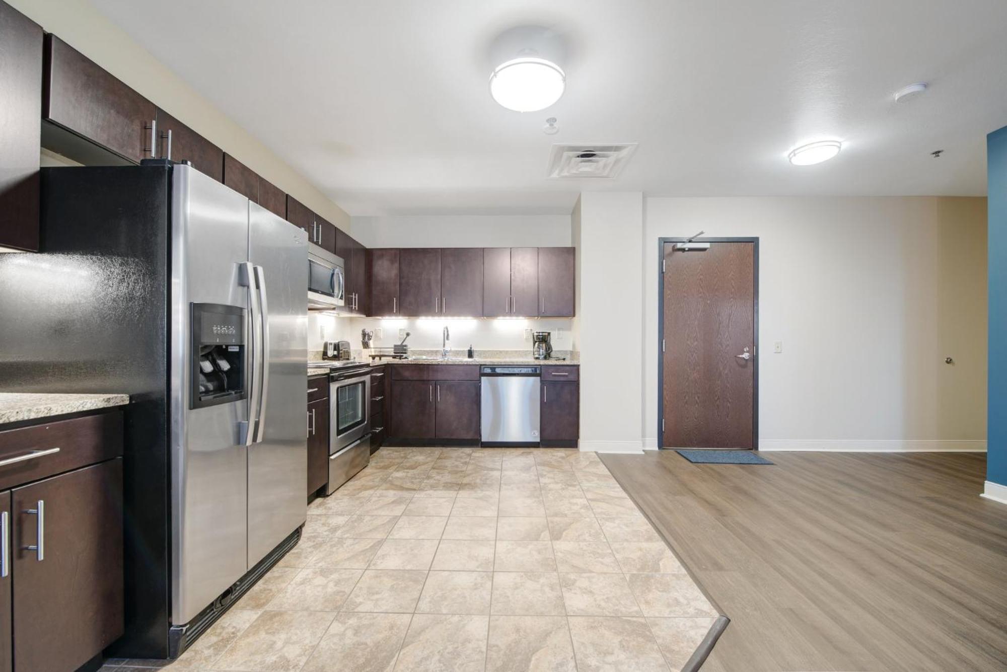 Upscale Charm Prime Location 24-7 Onsite Parking Gym Lounge Apartment