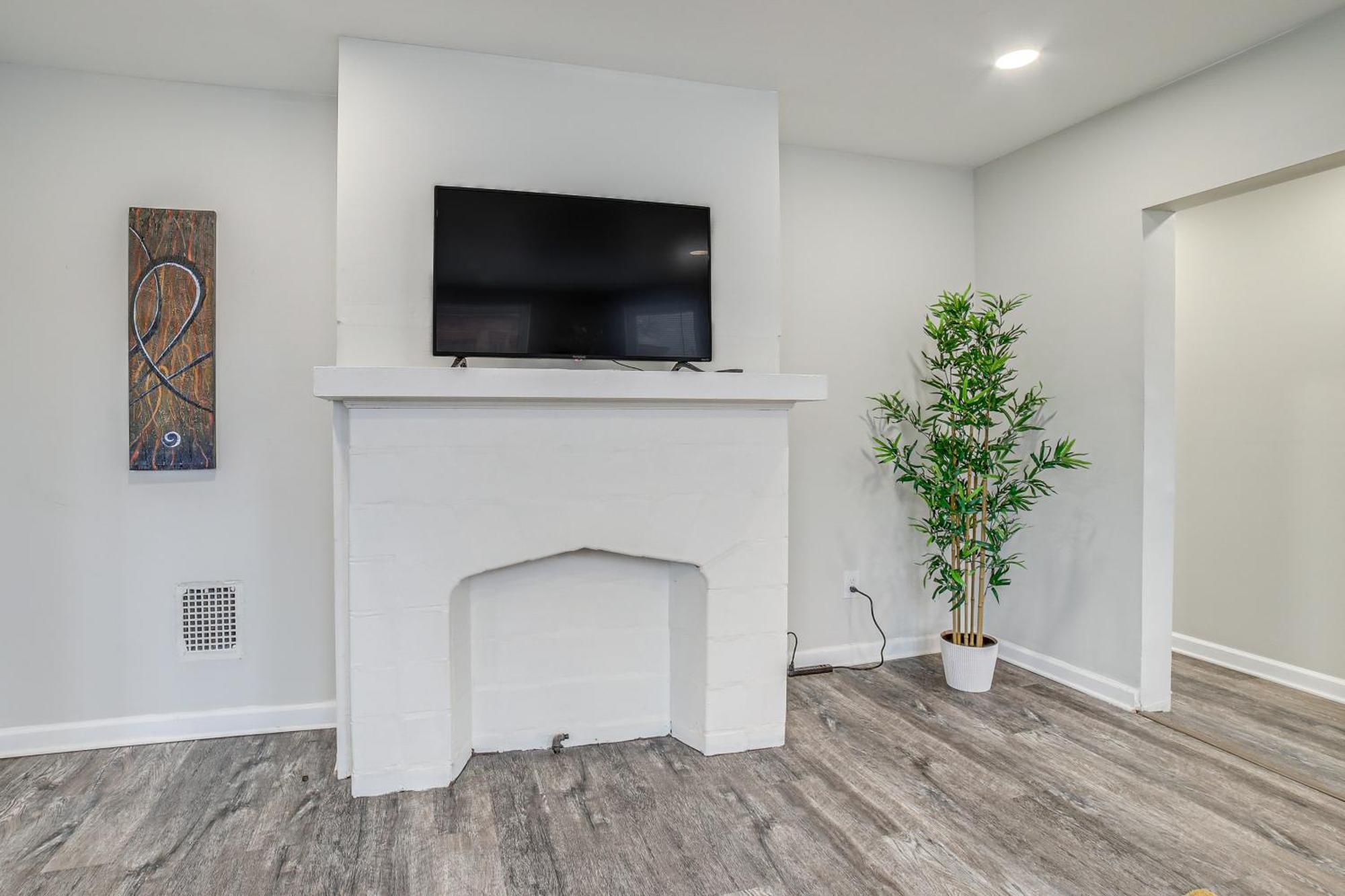 Lovely About 5 Mi To Downtown! Apartment *