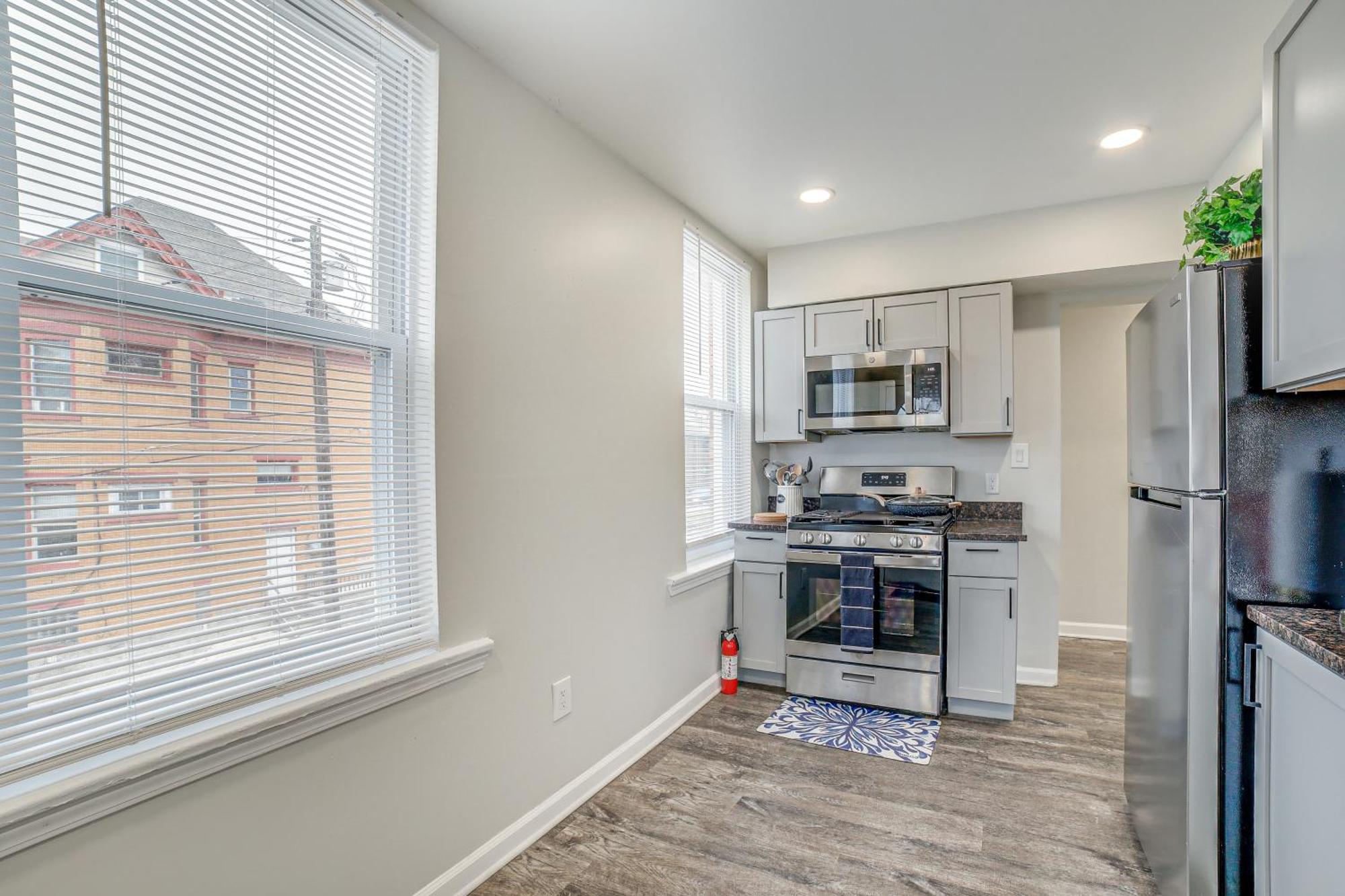 Lovely About 5 Mi To Downtown! Apartment