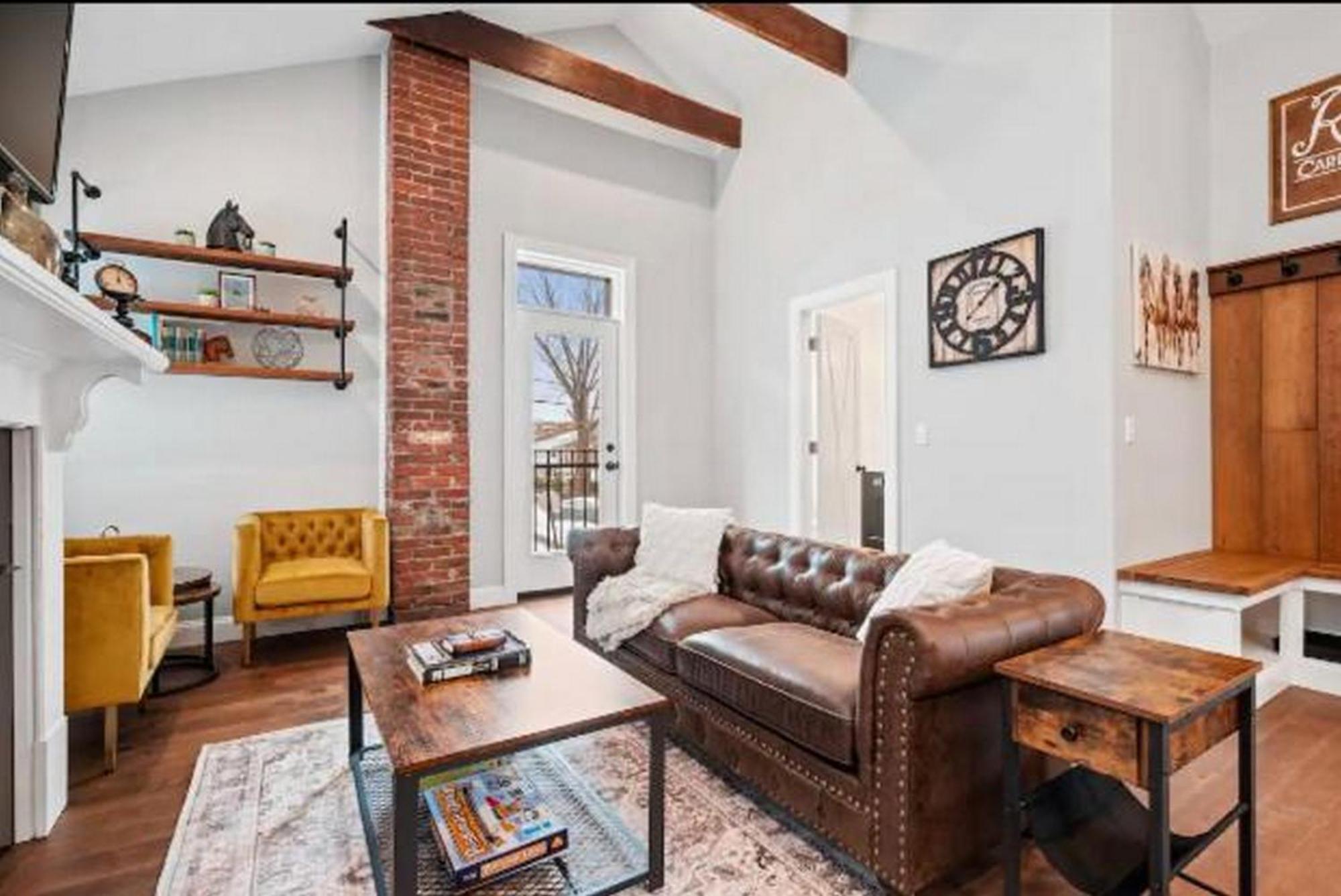Adorable Reymer Carriage Repair Loft! Pittsburgh