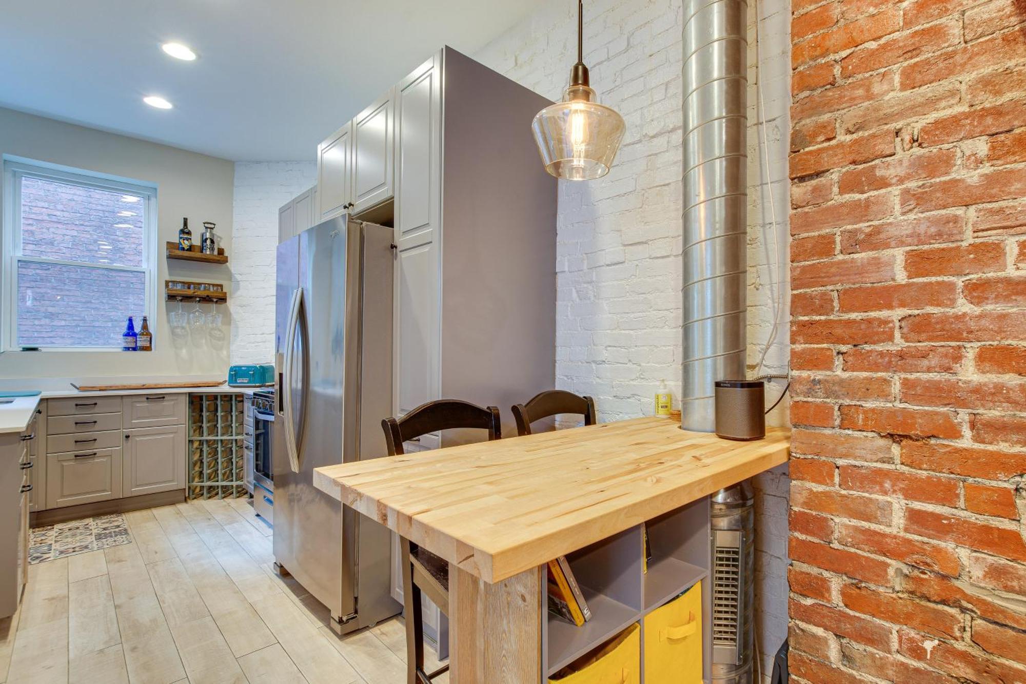 Idyllic Row House, 3 Mi To Downtown! Holiday home *