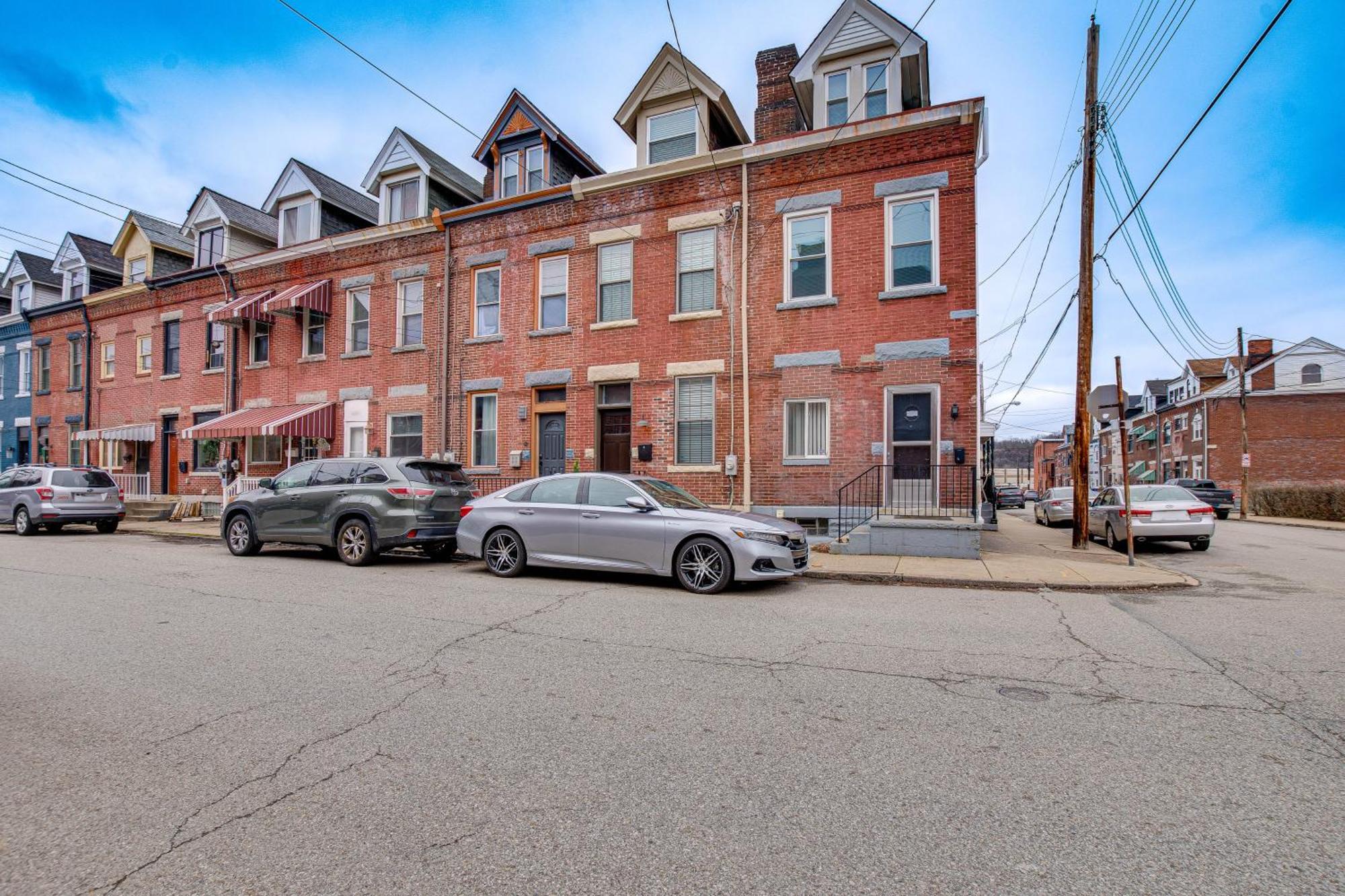 Holiday home Idyllic Row House, 3 Mi To Downtown!