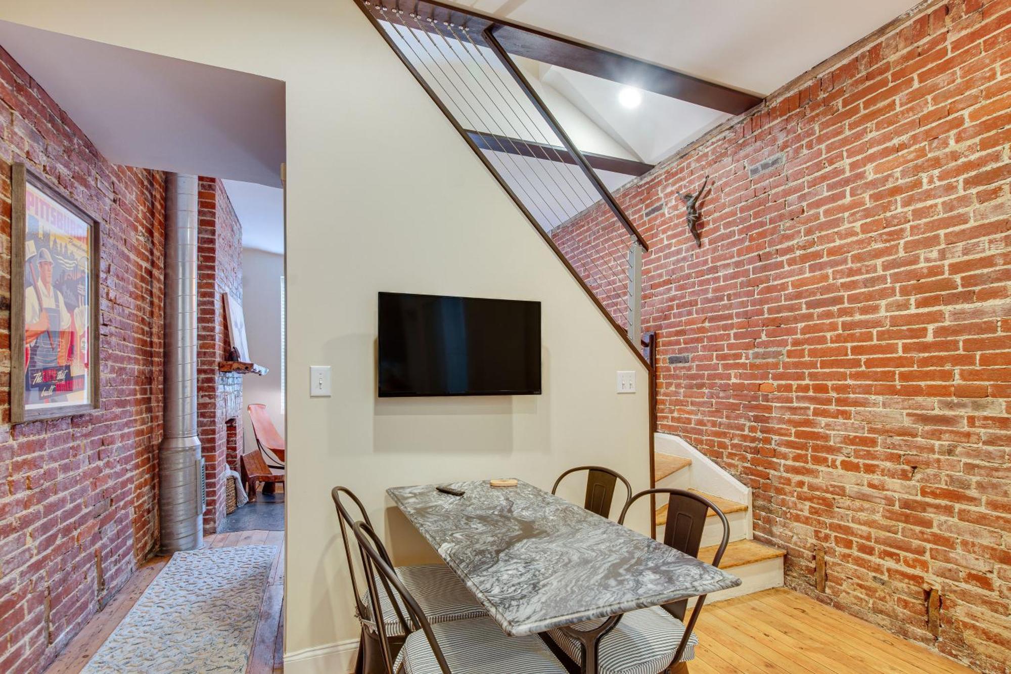 Holiday home Idyllic Row House, 3 Mi To Downtown! *