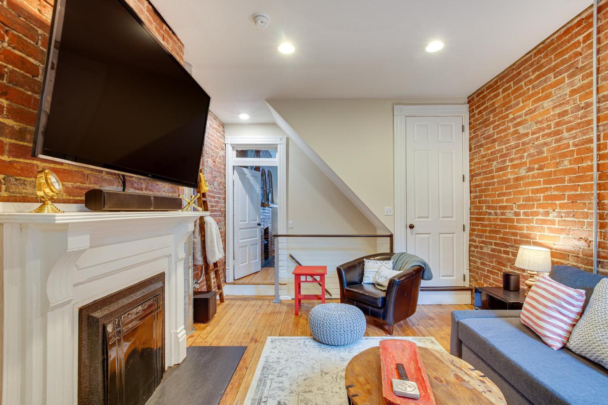 Holiday home Idyllic Row House, 3 Mi To Downtown! *