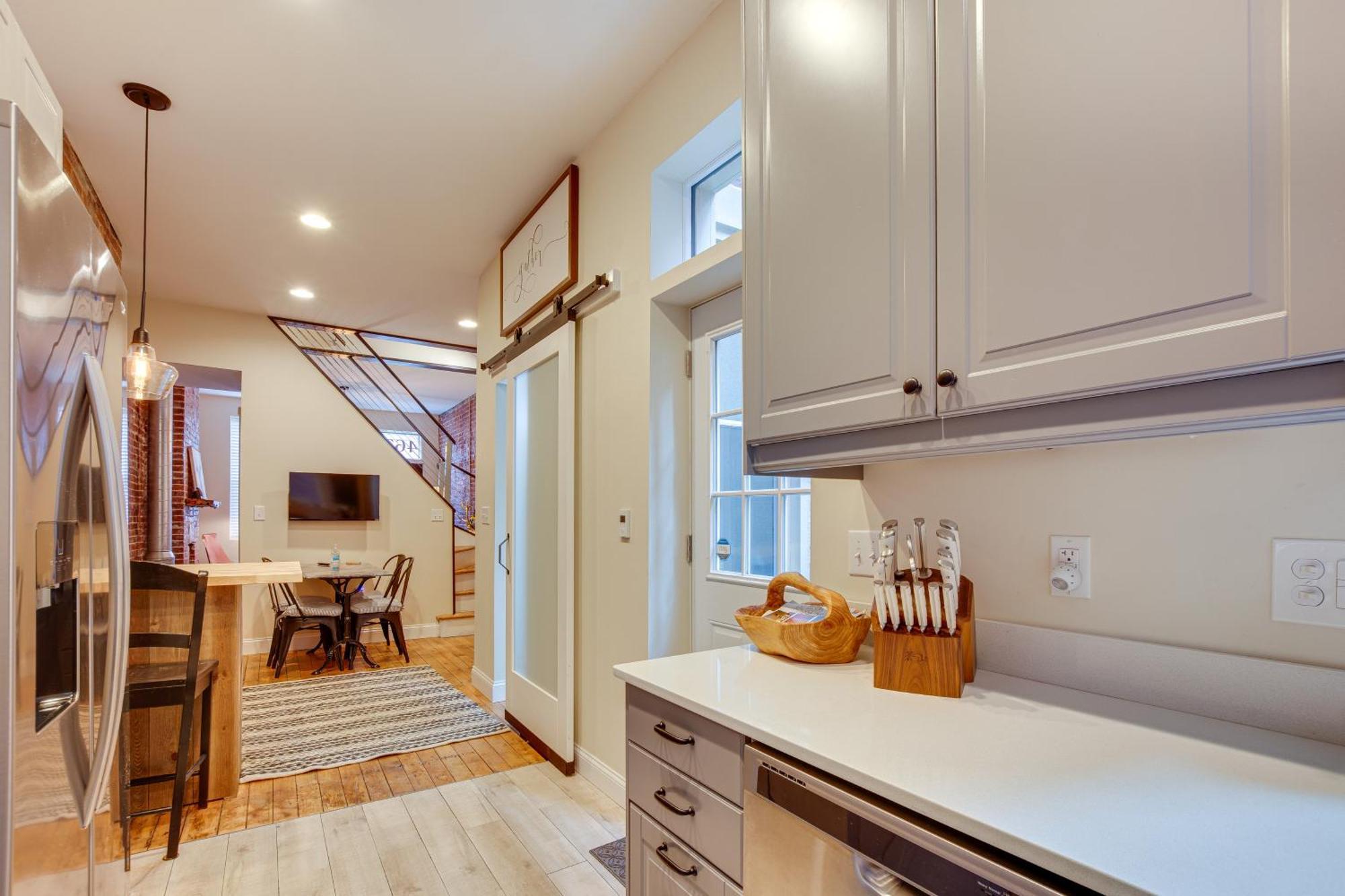 Idyllic Row House, 3 Mi To Downtown! Holiday home