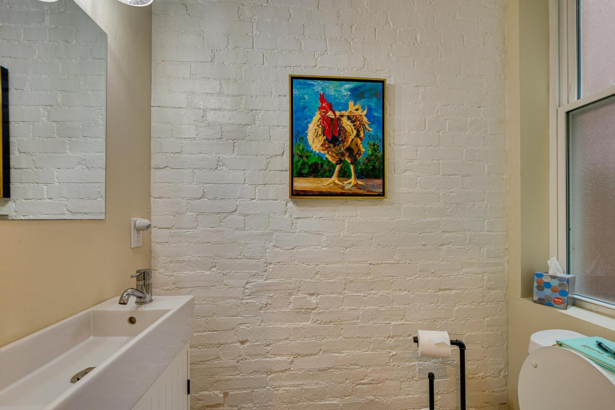 Idyllic Row House, 3 Mi To Downtown! Holiday home