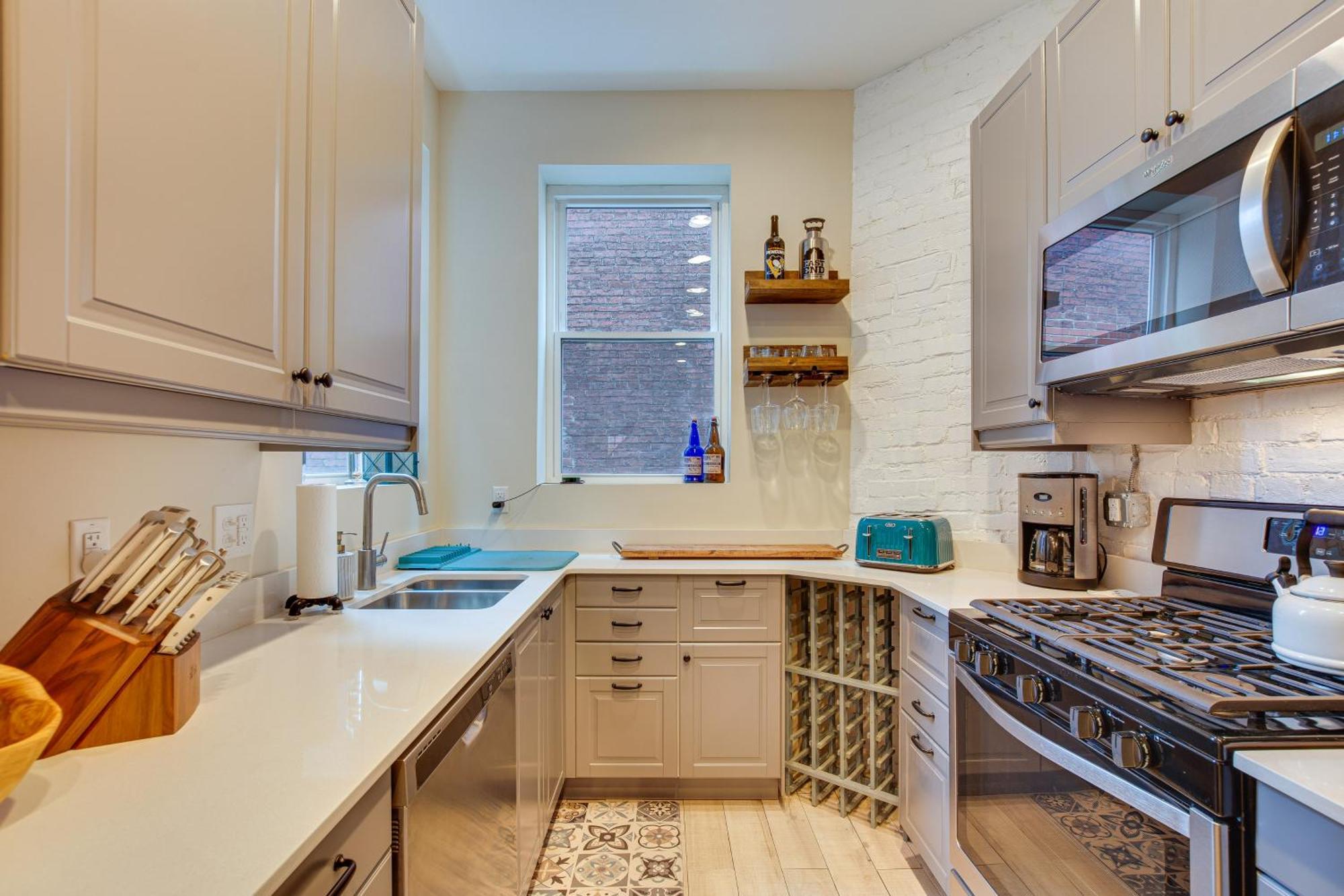 Idyllic Row House, 3 Mi To Downtown! *