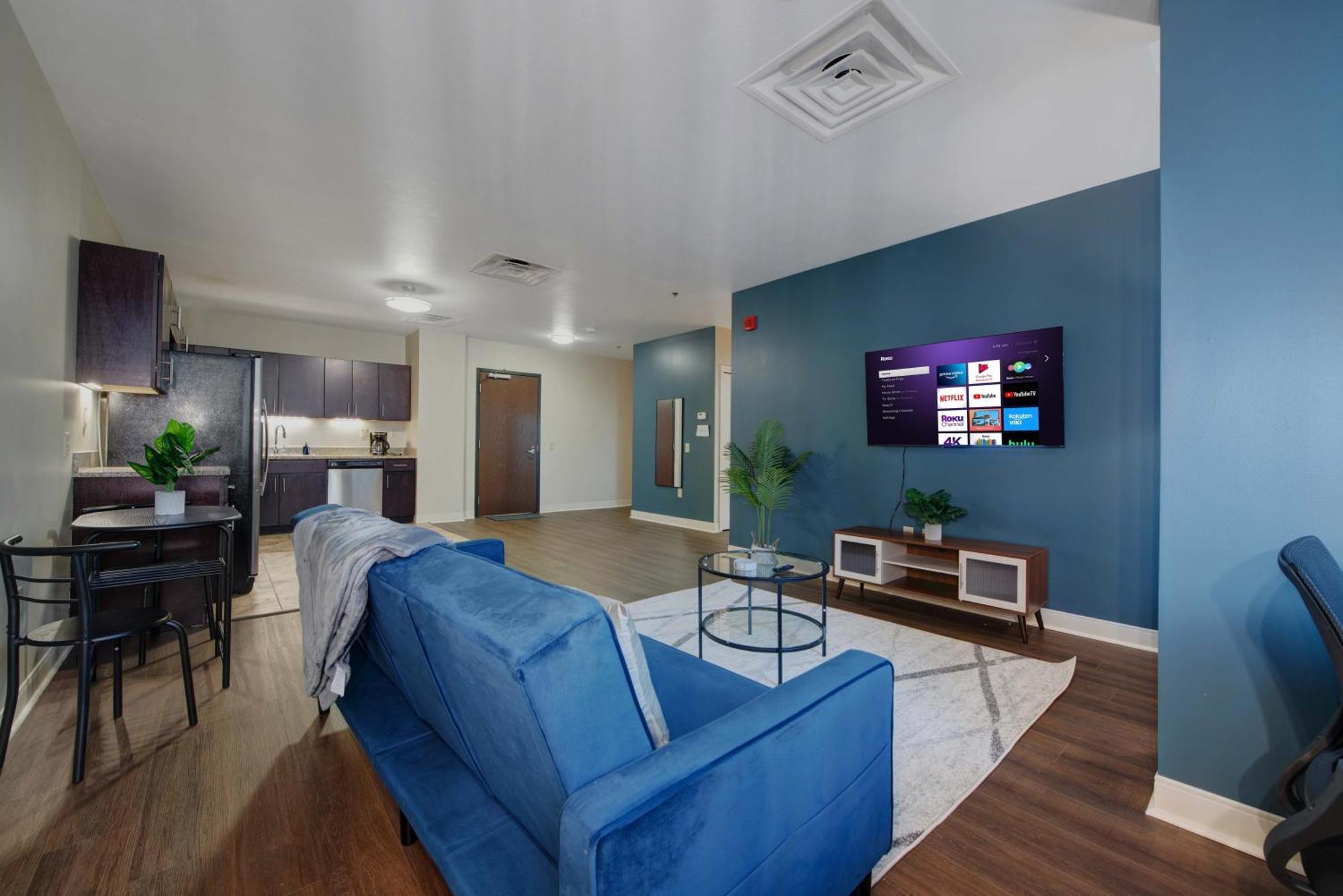 Upscale Charm Prime Location 24-7 Onsite Parking Gym Lounge *