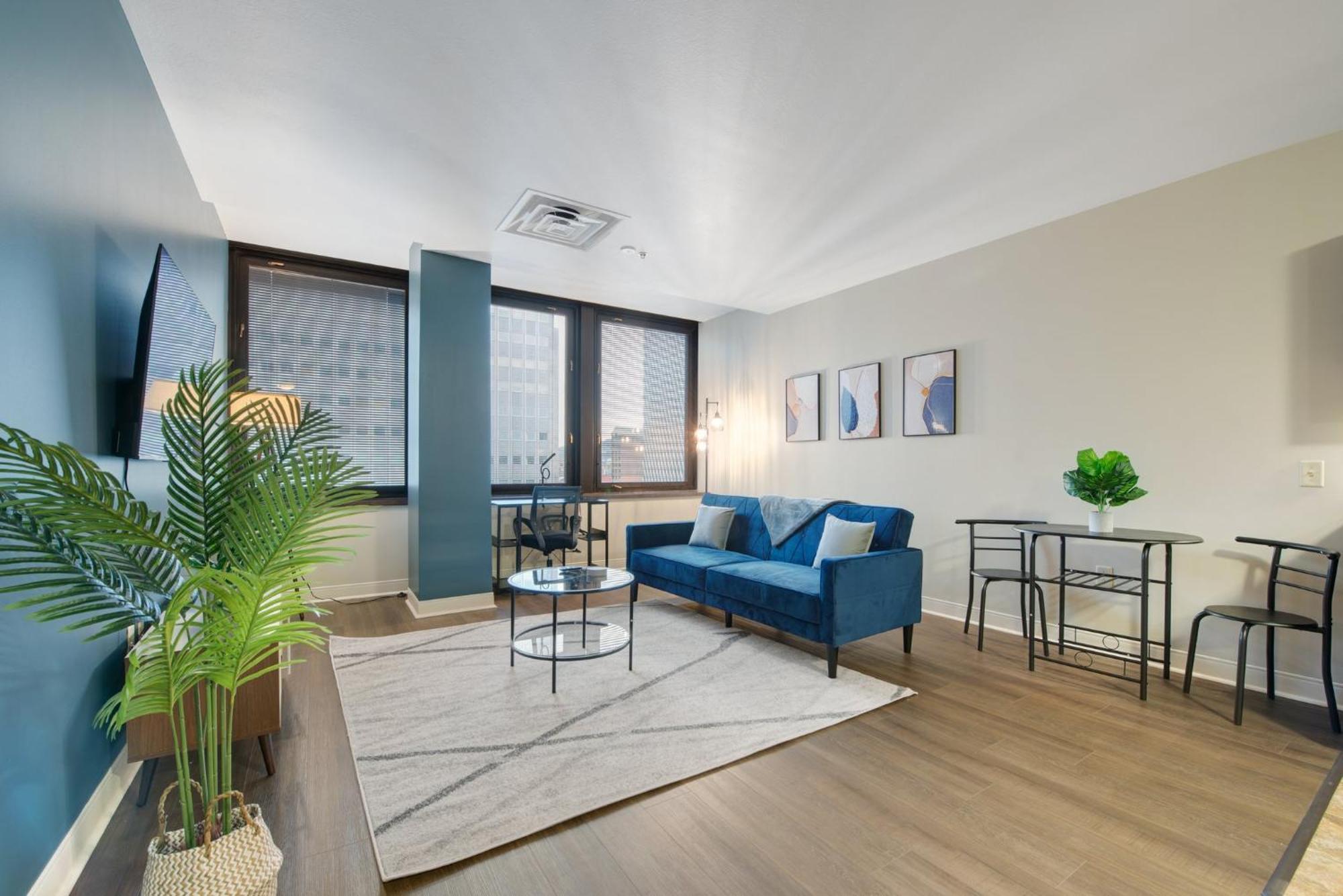Apartment Upscale Charm Prime Location 24-7 Onsite Parking Gym Lounge *