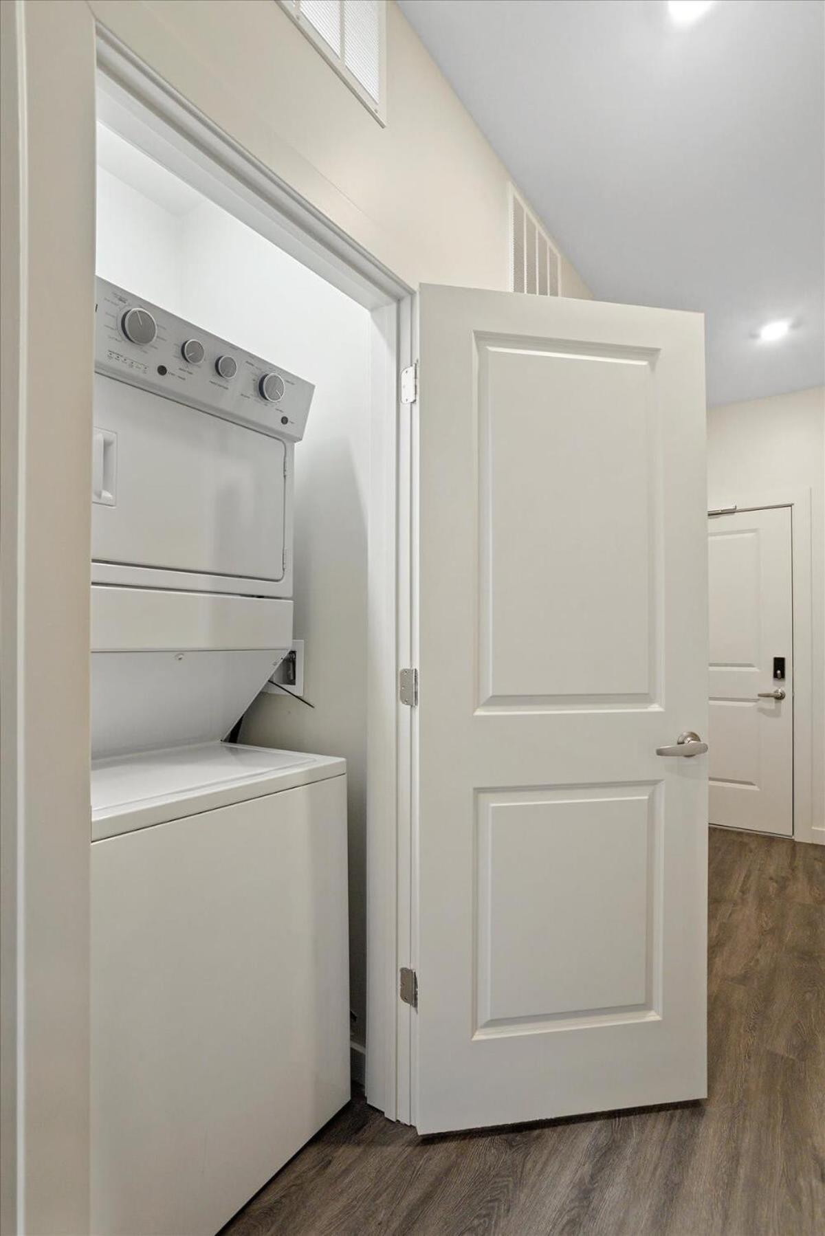 Cozysuites Modern 1br, Lawrenceville Apartment *