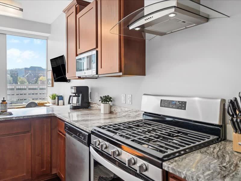 Cozysuites Modern 1br, Ppg Paints Arena, Pitts