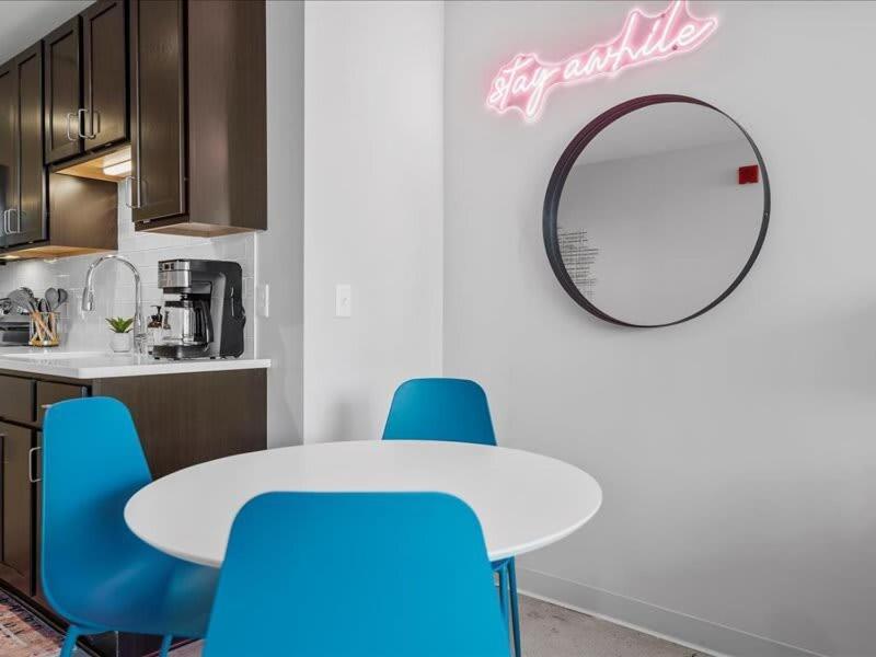 Cozysuites Modern 2br, Downtown Apartment