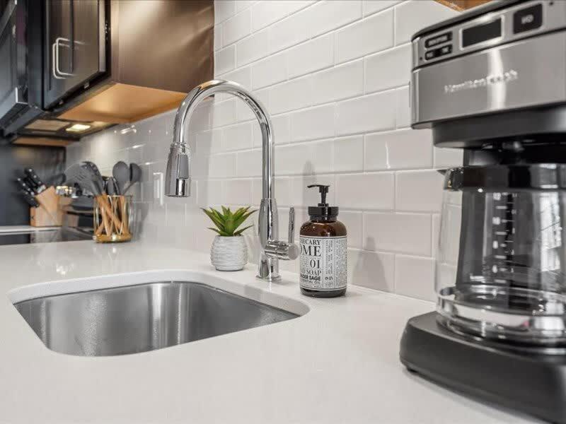 Cozysuites Modern 2br, Downtown Apartment