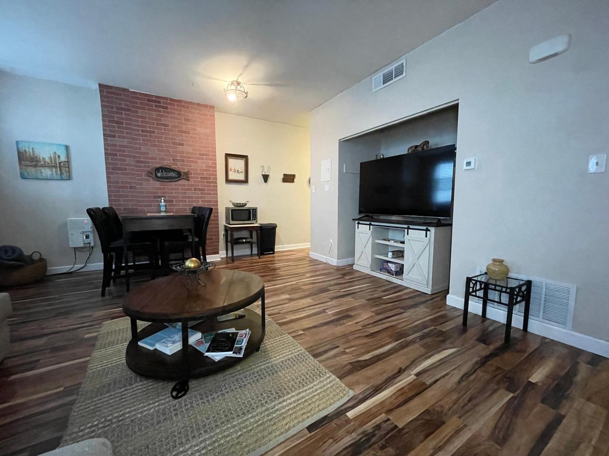 Grammy's House- Downtown Apartment Pittsburgh