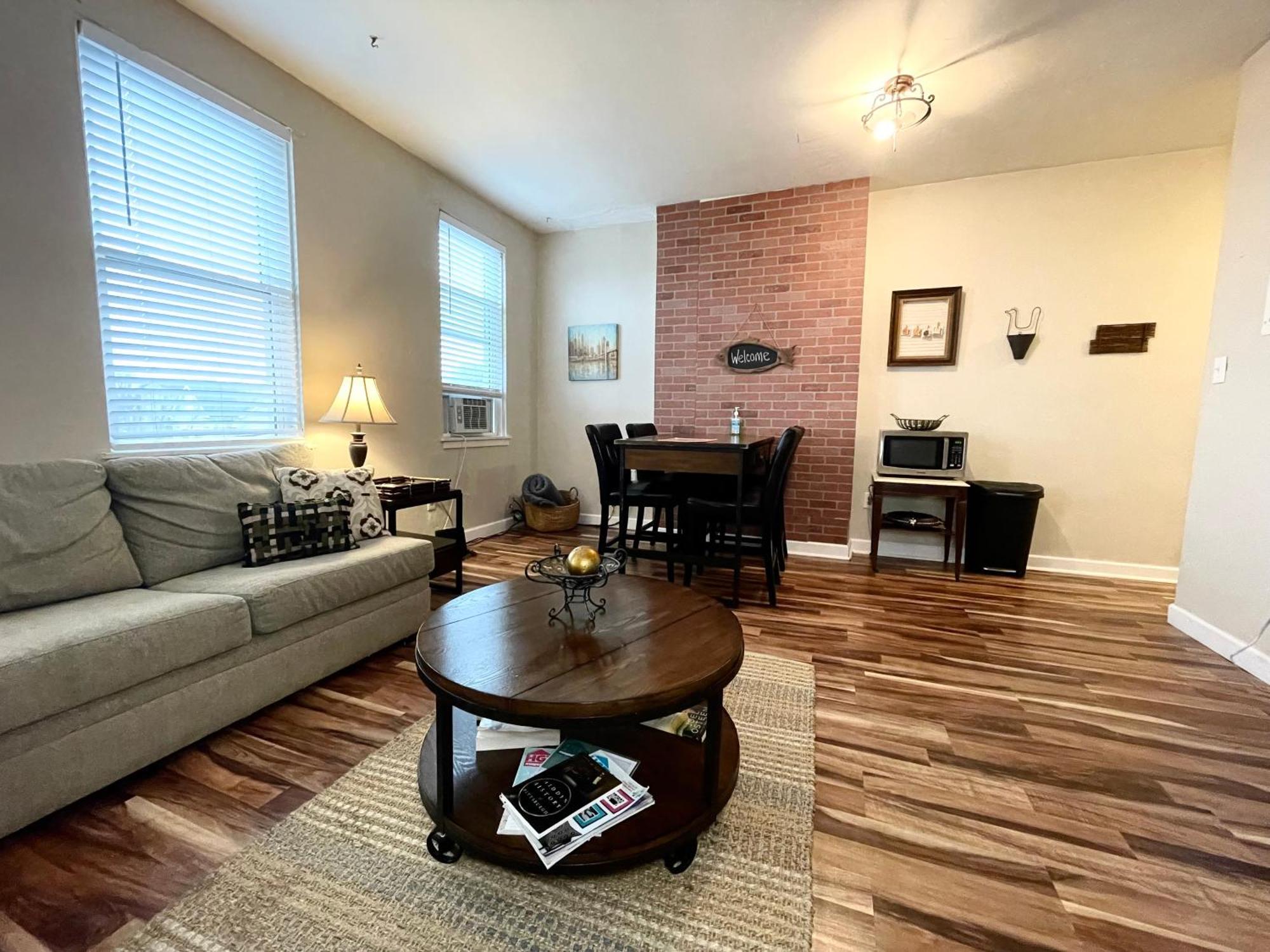 Grammy's House- Downtown Apartment *