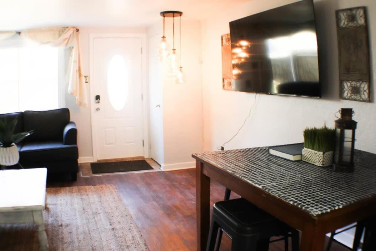 Newly Renovated 2-bed Near Downtown-north Shore Ferienhaus *