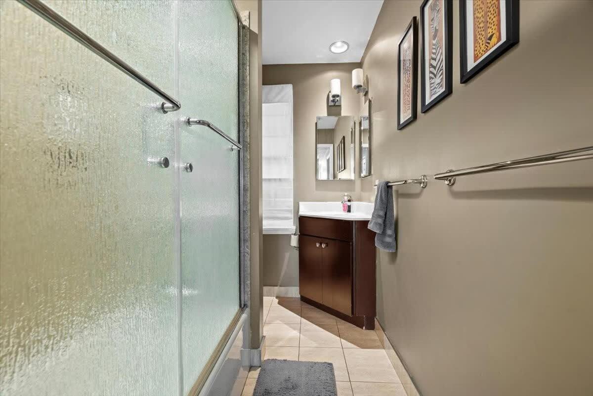 Skyline Serenity Retreat Apartment