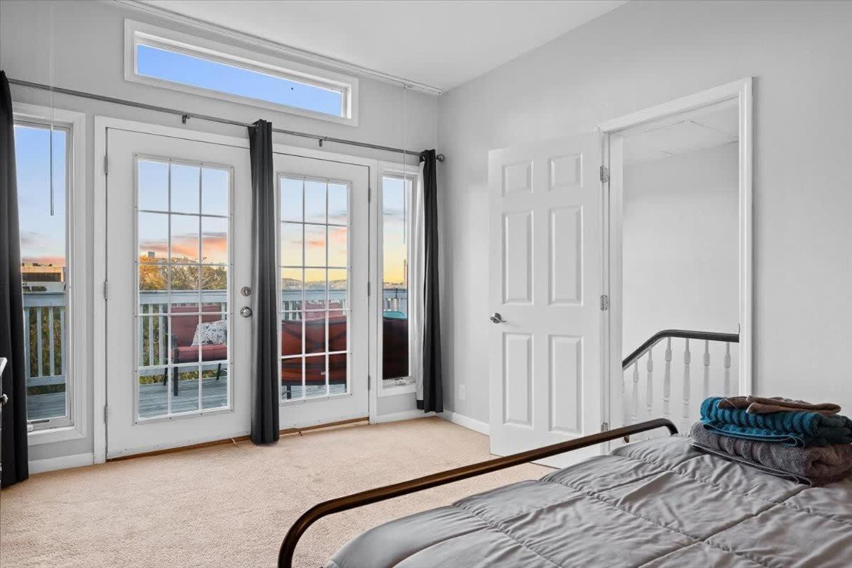 Skyline Serenity Retreat Apartment