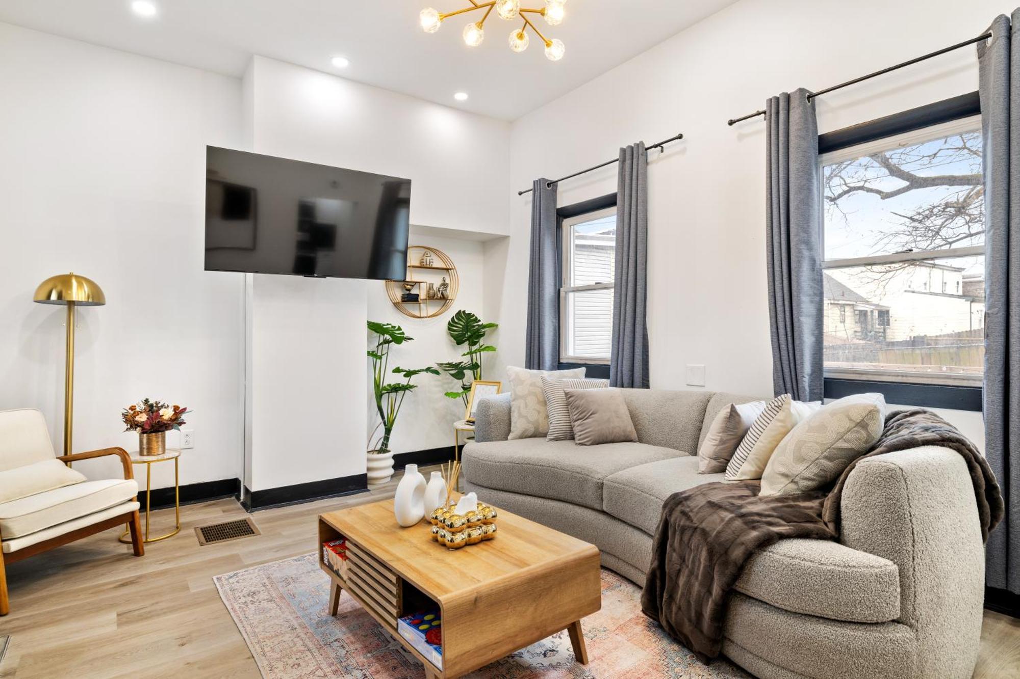 Heart Of Downtown, 5 Mins To Andy Warhol Museum, Parking Available, Private Fenced Backyard, Smart Tv, Washer And Dryer In Unit * Pittsburgh