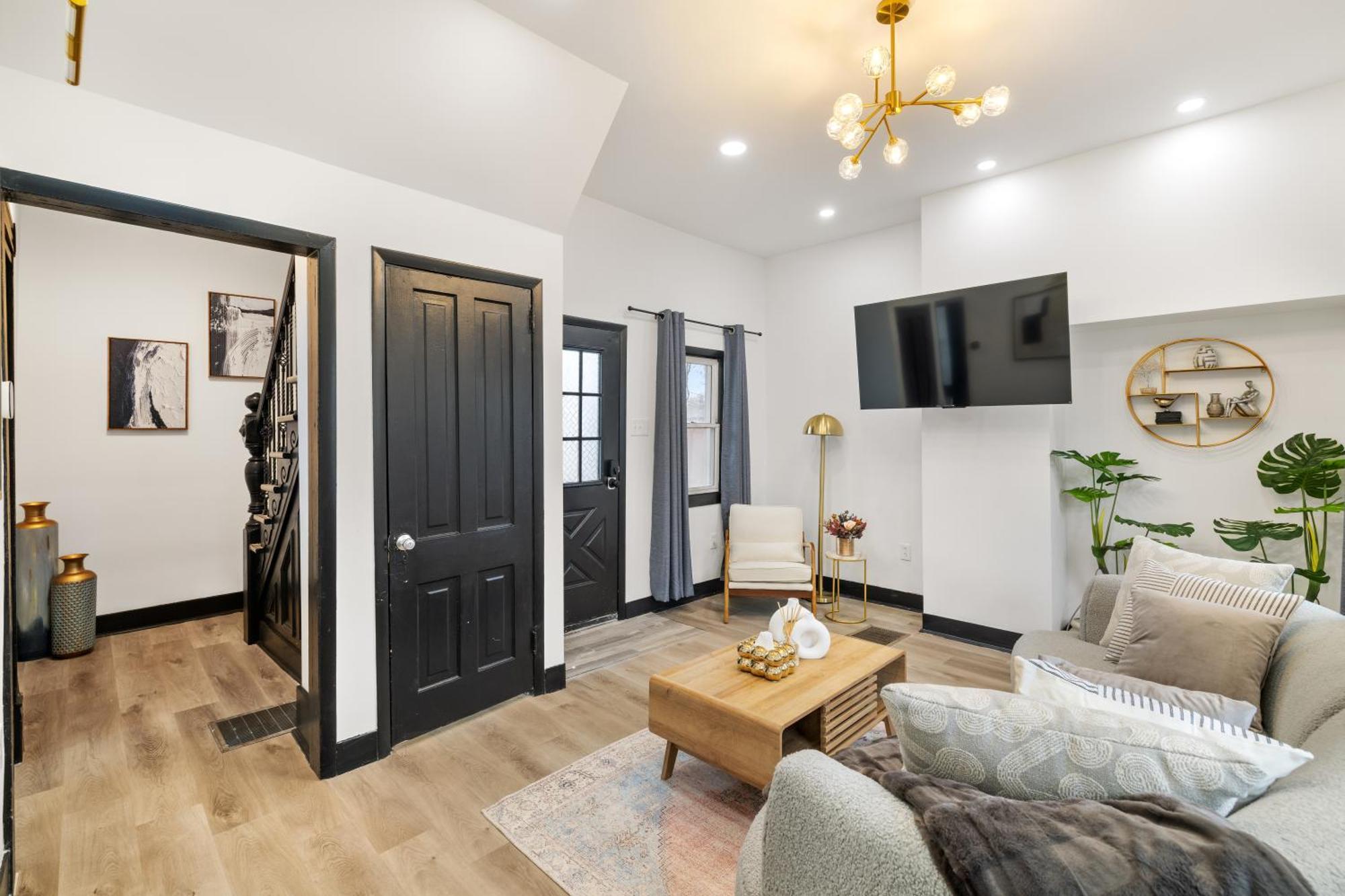 Heart Of Downtown, 5 Mins To Andy Warhol Museum, Parking Available, Private Fenced Backyard, Smart Tv, Washer And Dryer In Unit Holiday home
