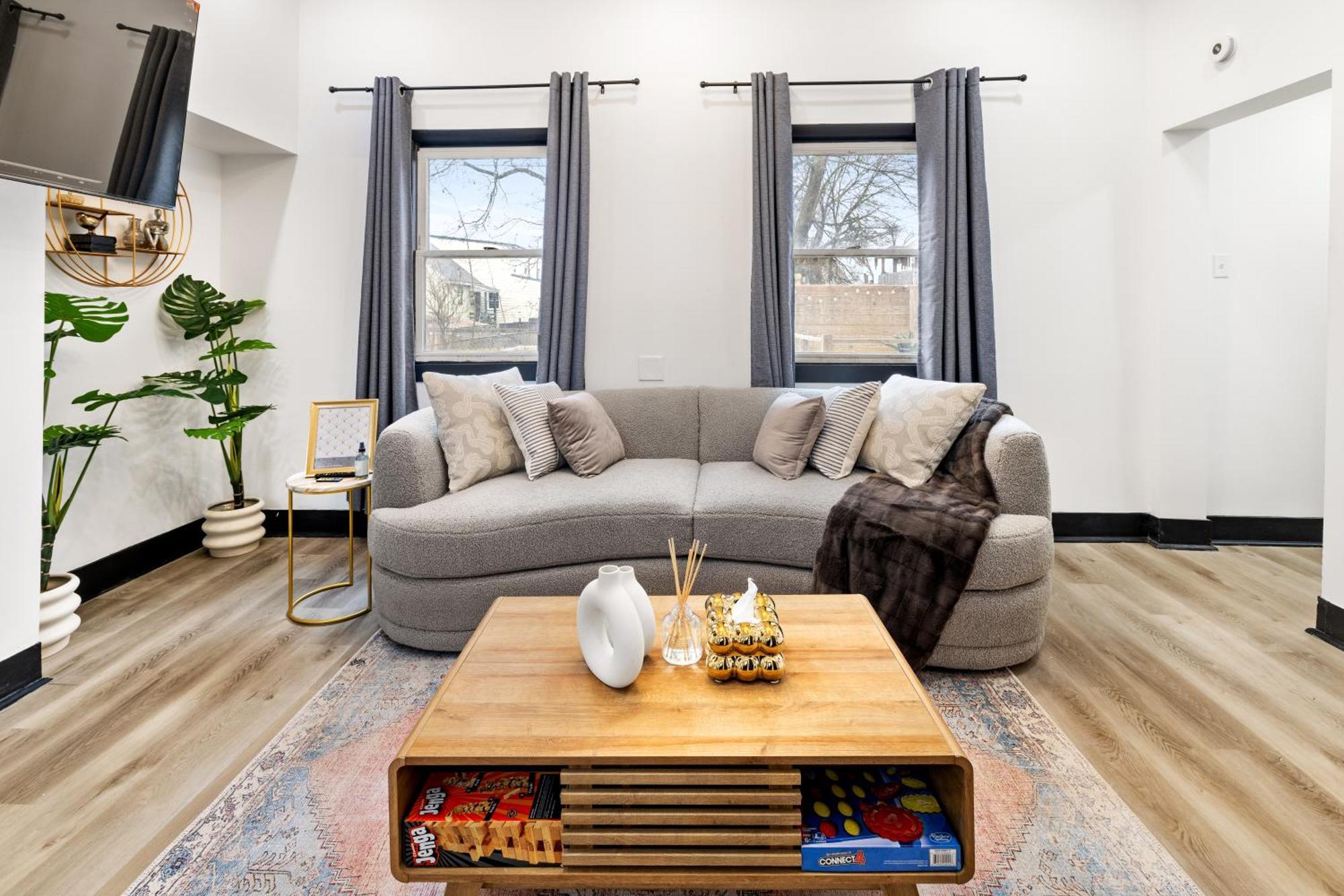 Heart Of Downtown, 5 Mins To Andy Warhol Museum, Parking Available, Private Fenced Backyard, Smart Tv, Washer And Dryer In Unit *