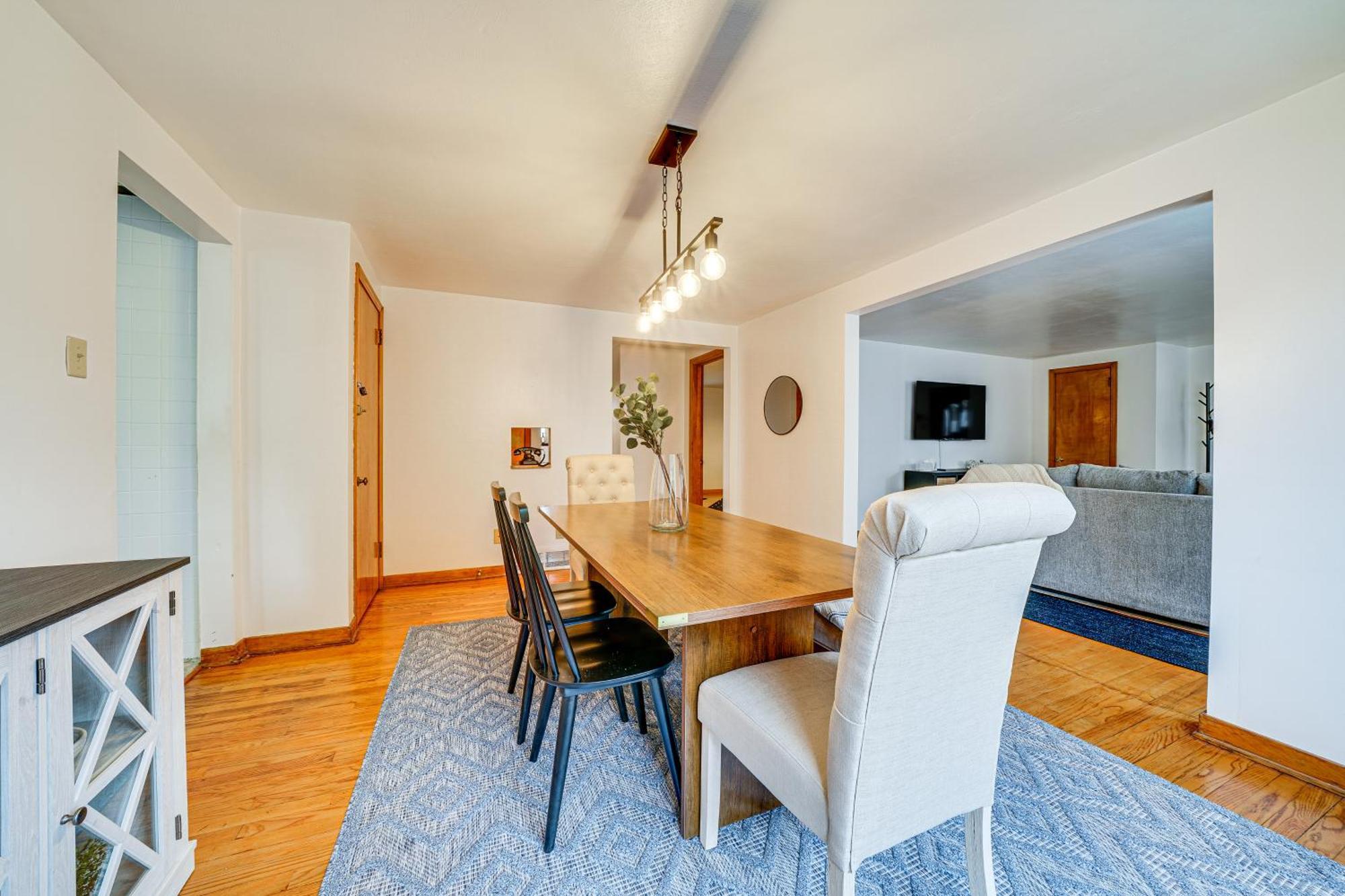 Spacious Getaway About 2 Mi To Downtown! Apartment *
