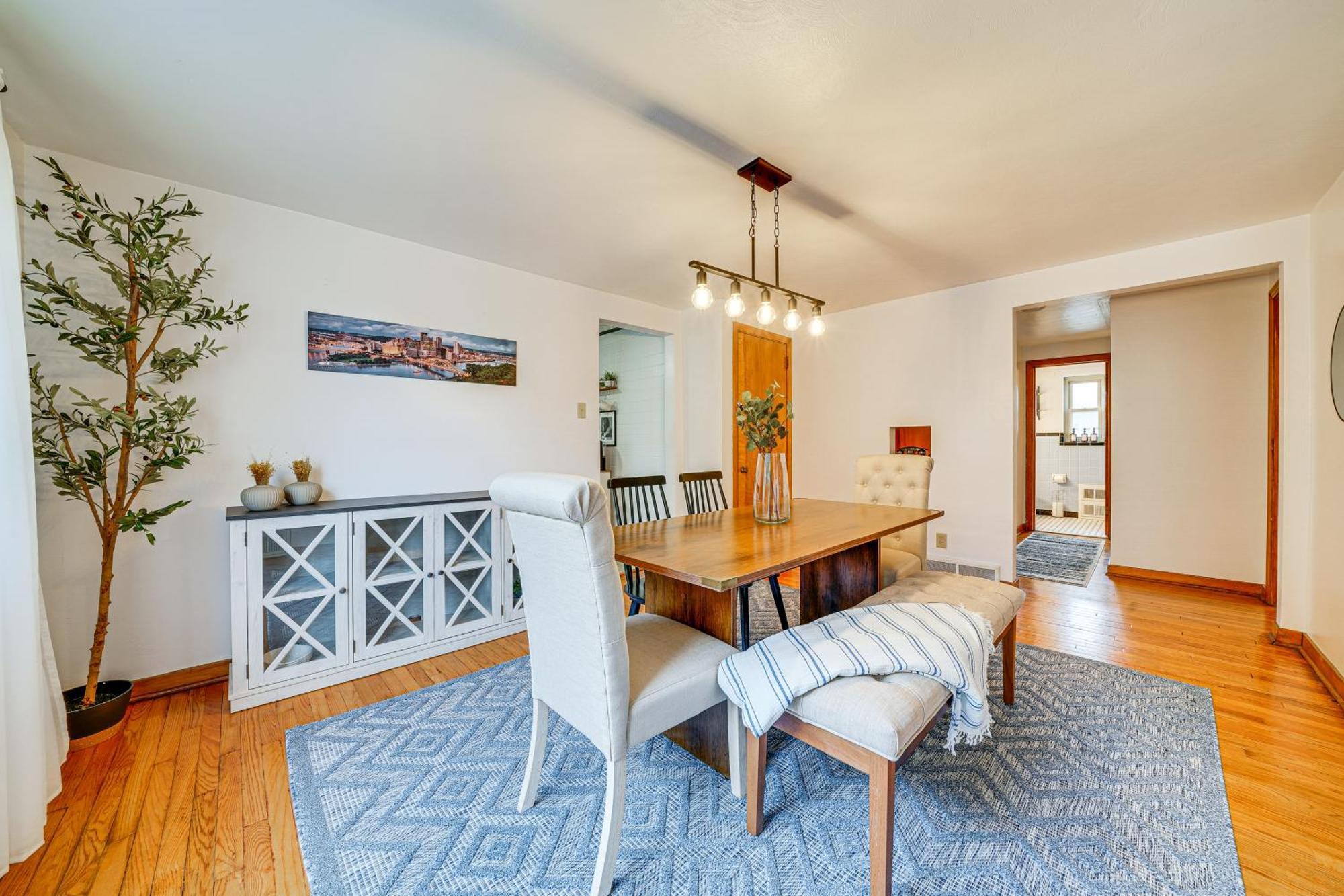Spacious Getaway About 2 Mi To Downtown!