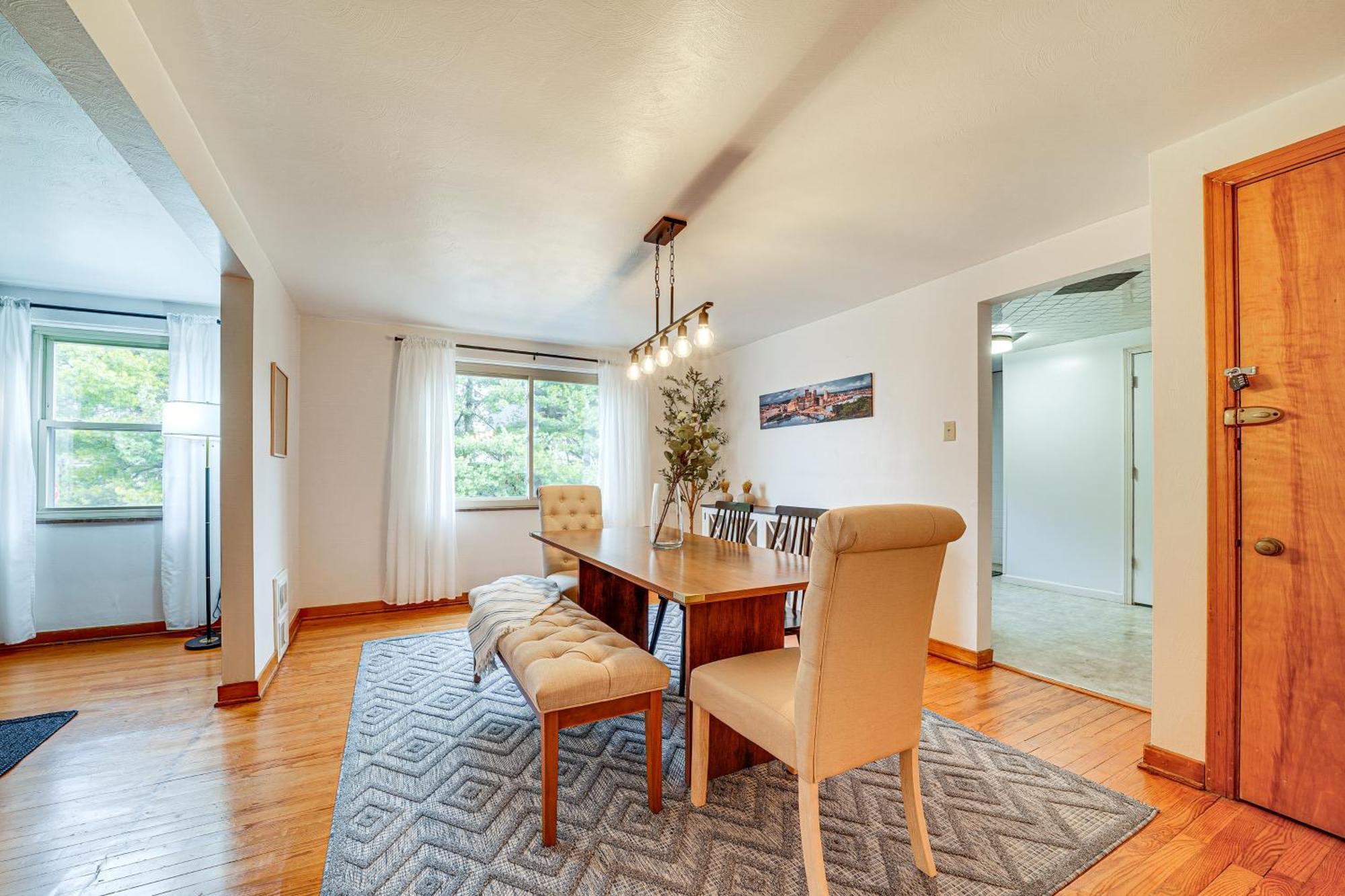 Apartment Spacious Getaway About 2 Mi To Downtown!