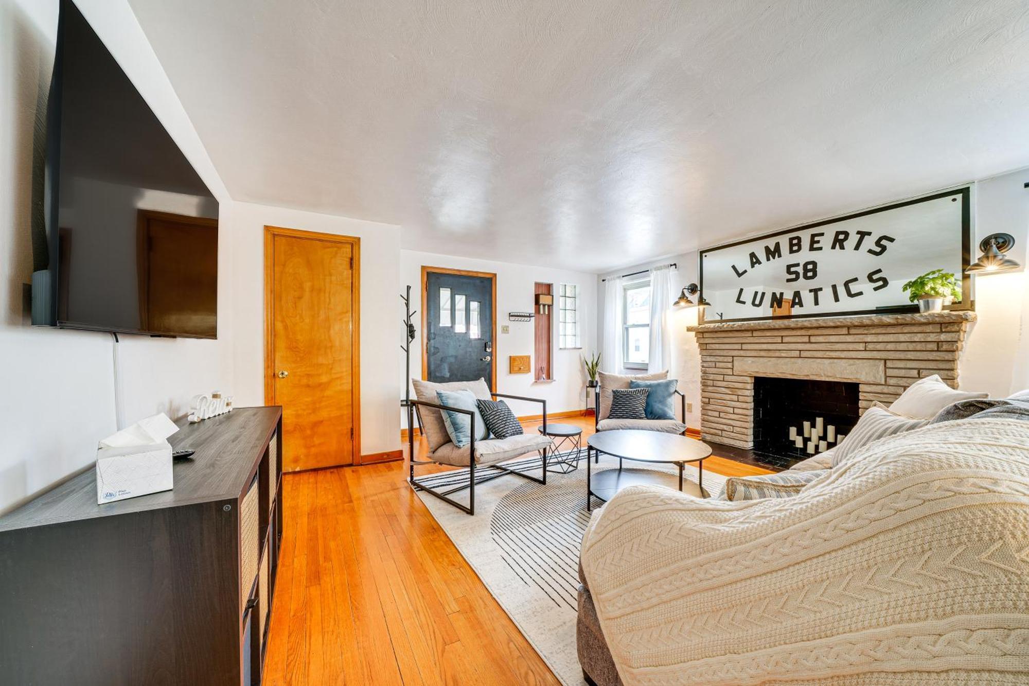 Apartment Spacious Getaway About 2 Mi To Downtown! *